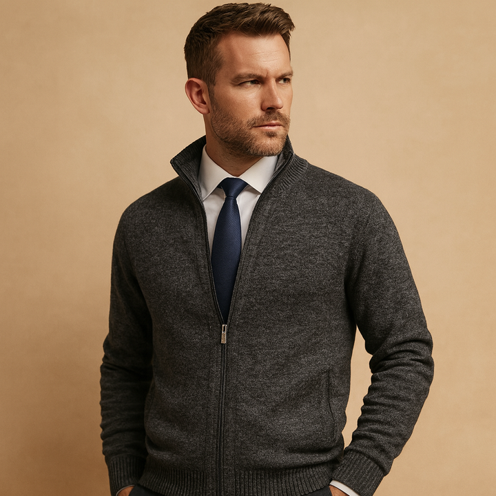 Nærbillede af smart herre lynlås cardigan i strik. Elegant design med solid lynlås, ideel til casual mode.