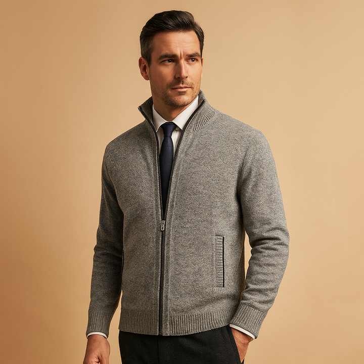 Model iført elegant herre lynlås cardigan i strik. Smart casual herretøj for moderne mænd. Alsidig og stilfuld.