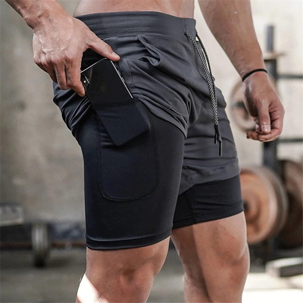 Herre 2-i-1 træningsshorts med mobillomme. Perfekte komfortable løbeshorts til fitness og aktivitet.