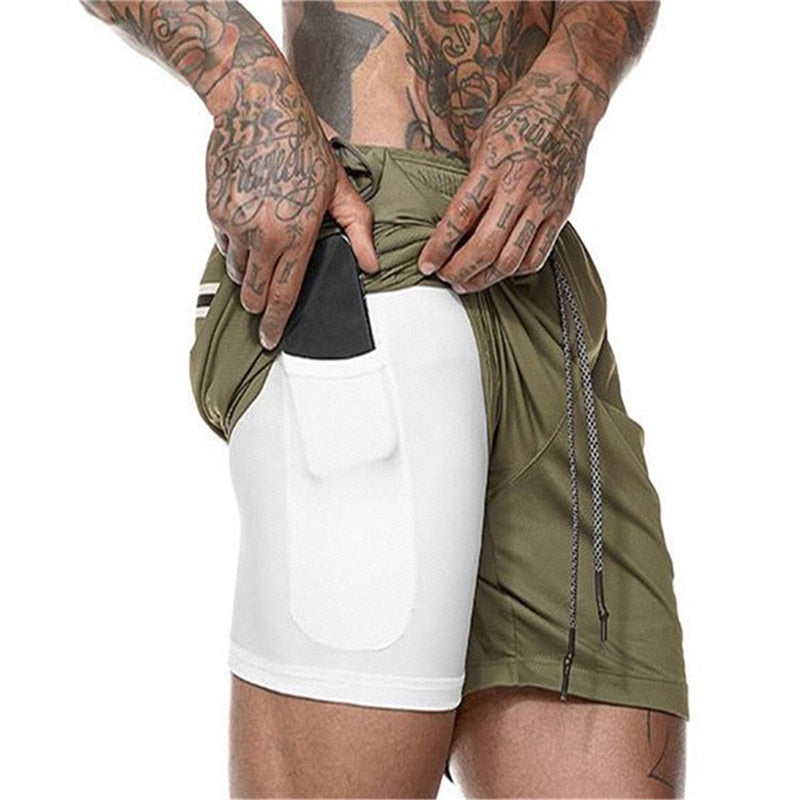 Herre træningsshorts bagfra, viser reflekterende detaljer og lynlåslomme. Gode løbeshorts.