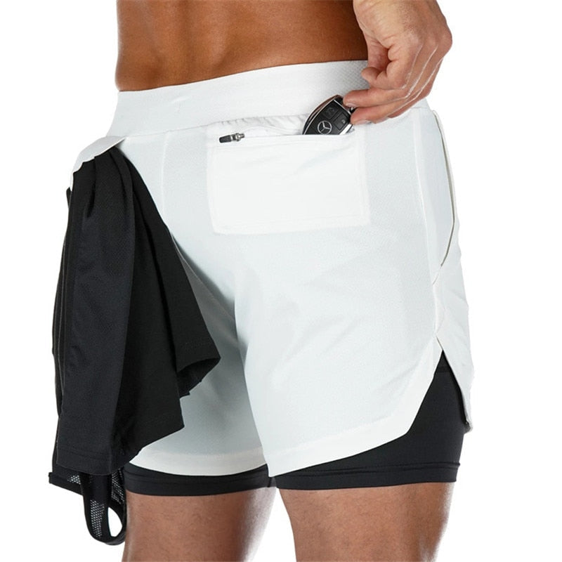 Herre sportsshorts forfra, med justerbar snøre og 2-i-1 design for optimal bevægelsesfrihed under løb.
