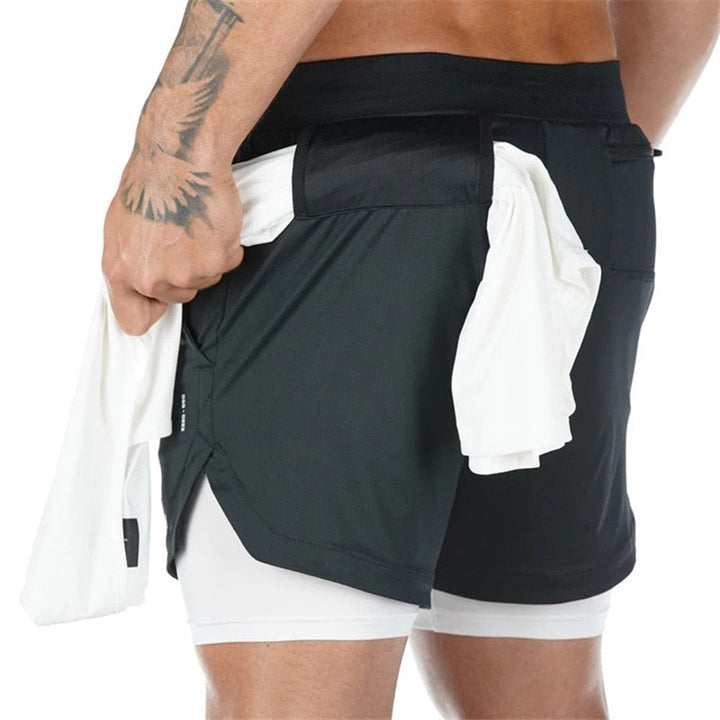 Nærbillede af lette, svedtransporterende herre 2-i-1 løbeshorts, klar til intens fitness træning.