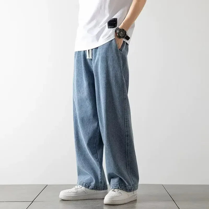 Herre baggy jeans i klassisk blå denim med afslappet pasform og elastisk talje for optimal komfort.