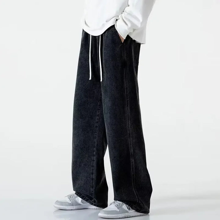 Stilrene sorte baggy herrejeans. Den løse pasform og elastiske talje sikrer maksimal komfort og et moderne look.