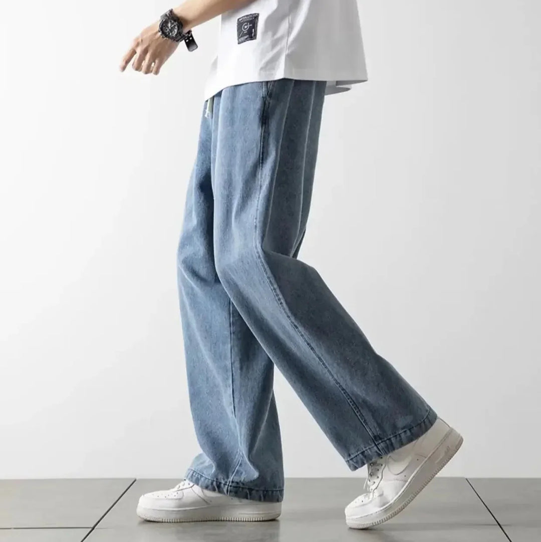 Grå baggy herrejeans med elastisk talje. Afslappet pasform, ideel til hverdag og moderne streetwear-looks.