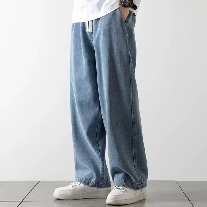 Komfortable herre baggy jeans med elastisk talje, sikrer en afslappet pasform hele dagen. Perfekte hverdagsjeans.