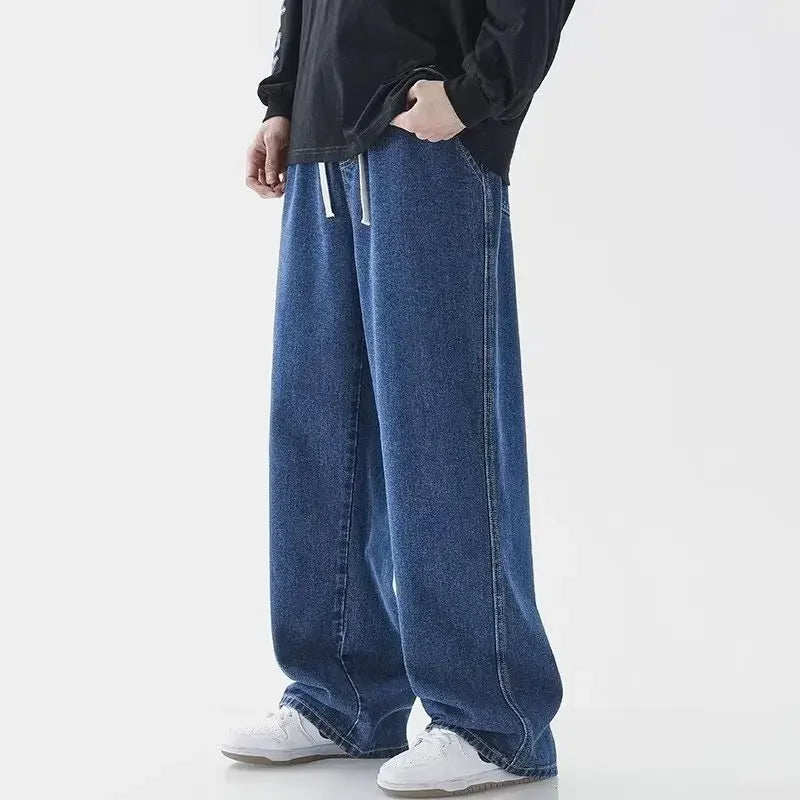 Blå baggy herrejeans med bred pasform, ideelle til et afslappet look. Med praktisk elastisk talje for komfort.