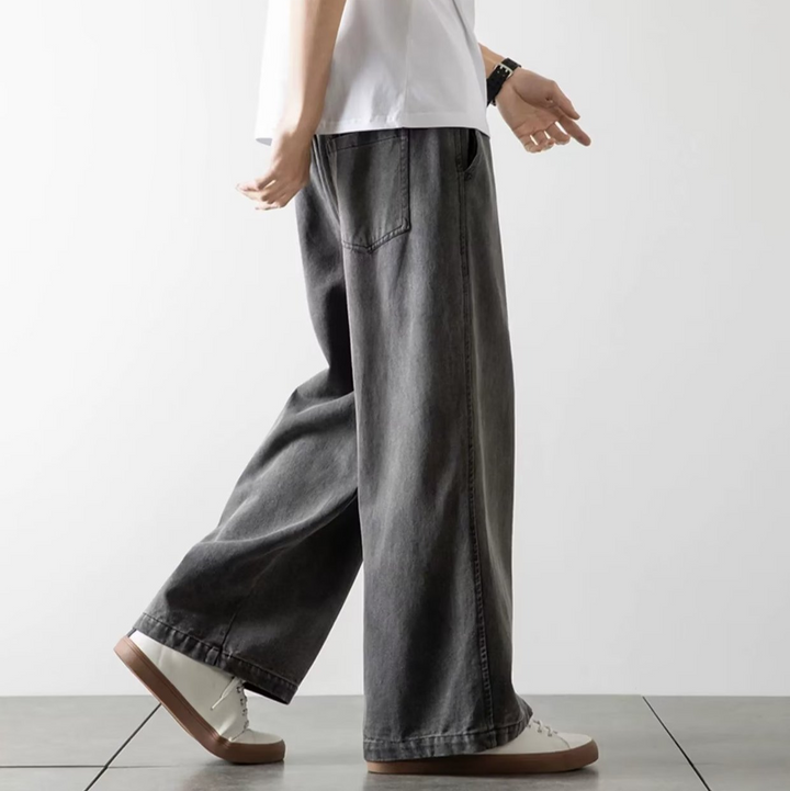 Grå herre baggy jeans med alsidig, løs pasform. Perfekt til både hverdag og afslappet herremode. Elastisk talje.