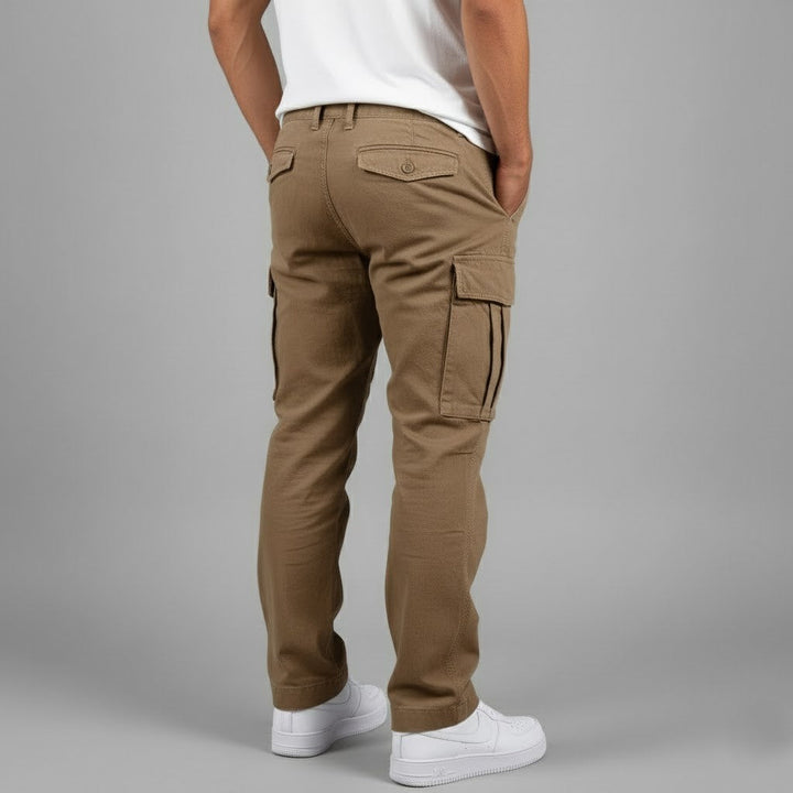 Moderne herrebukser: Cargobukser med afslappet pasform og sidelommer. Streetwear mode for mænd, der søger komfort og stil.
