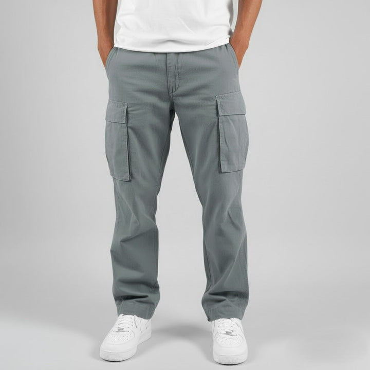 Smarte herre cargobukser i streetwear-look. Afslappet pasform, komfortable og med funktionelle lommer til den moderne mand.