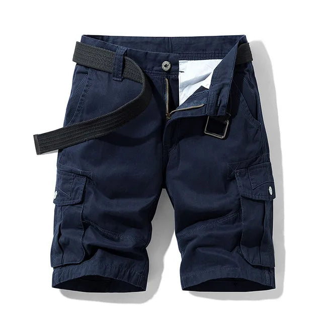 Nærbillede af de praktiske cargolommer på herreshorts, robust og funktionelt design til mænd.