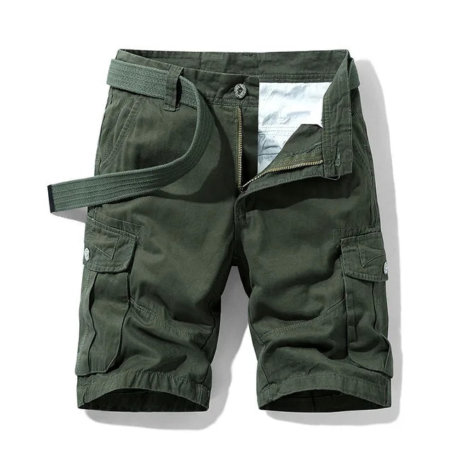 Mand iført de behagelige cargoshorts, demonstrerer optimal pasform til fritidsaktiviteter.