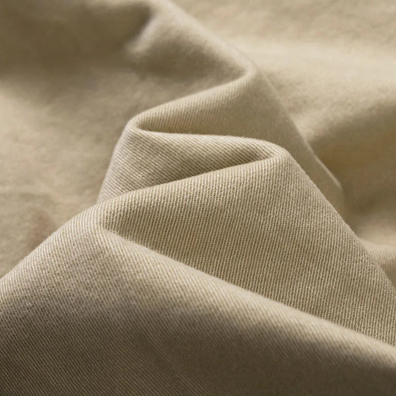 Foldede herre sommer cargoshorts, fremhæver designet med mange lommer for bekvemmelighed.