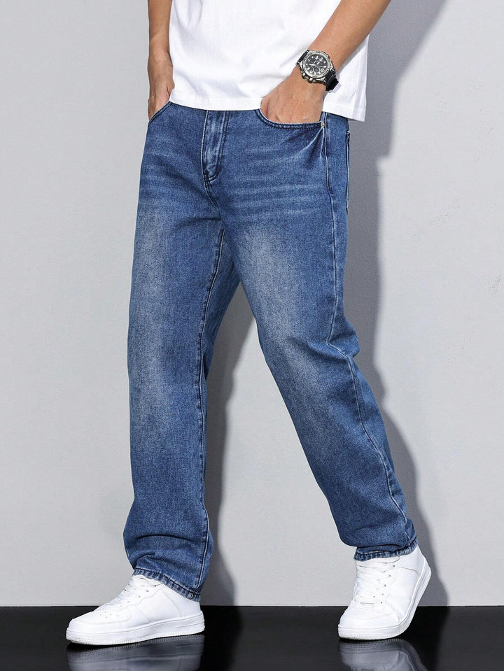 Ultimativ komfort med disse ensfarvede blå herre jeans, ideelle til en afslappet stil.