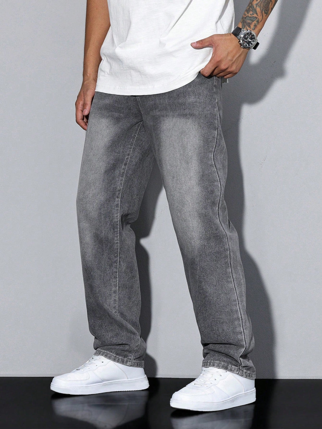 Ensfarvede casual herre jeans, løs pasform, tidløs stil til den moderne mand.