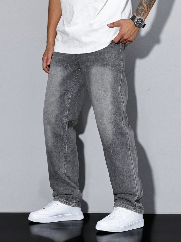 Ensfarvede casual herre jeans, løs pasform, tidløs stil til den moderne mand.