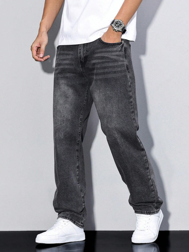 Herremodel i grå casual jeans, løs pasform for maksimal komfort og stil.