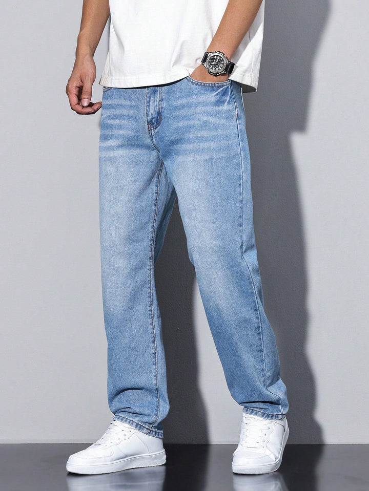 Ensfarvede herre casual jeans, foldet, fremviser blød, komfortabel tekstur.