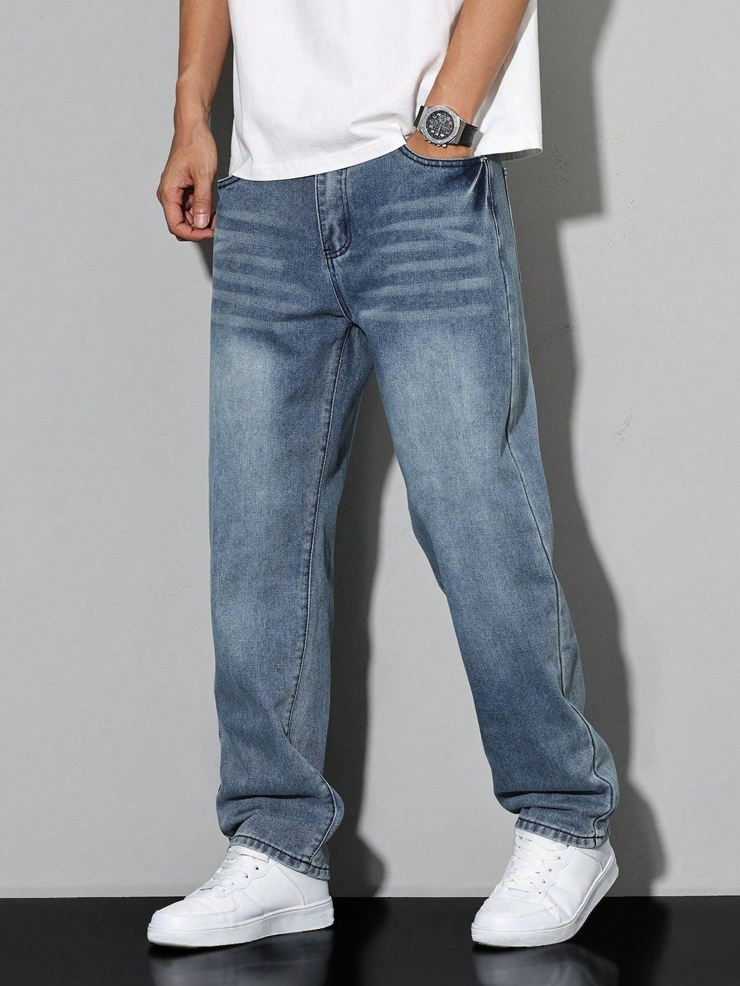 Bagfra: Løse herre jeans i blå med rummelige lommer, casual og praktiske.