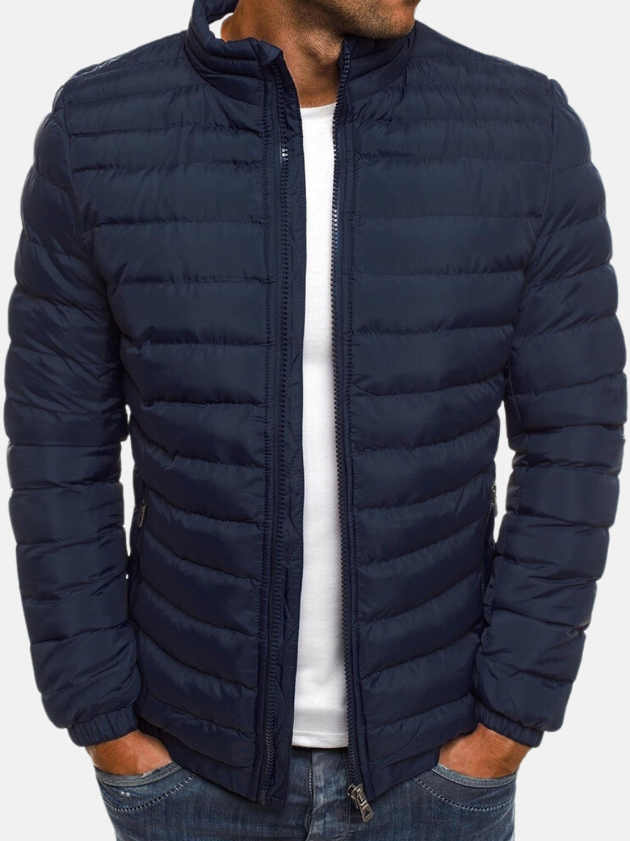 Stilren letvægts dunjakke til herrer med quiltet design og lynlås. Perfekt til casual herremode.
