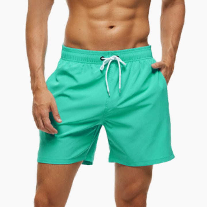 Essentielle herre svømmeshorts; letvægts og med justerbar snøre for en perfekt pasform på stranden.