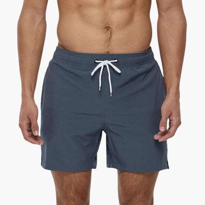 Herre badebukser i minimalistisk design; med funktionelt snøretræk, letvægt og hurtigtørrende.