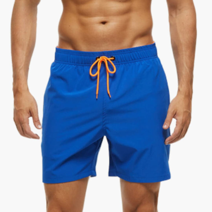Stilfulde herre svømmeshorts med justerbar snøre; til strand, pool og afslappende sommerdage. Letvægts.
