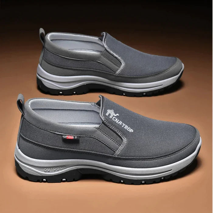 Herrekomfort: Slip-on sko med en behagelig pasform og svangstøtte, essentiel for fodens sundhed.