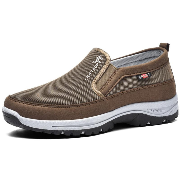 Detaljebillede af herre slip-on sko: Fremhæver tekstur, skridsikker sål og den integrerede svangstøtte.