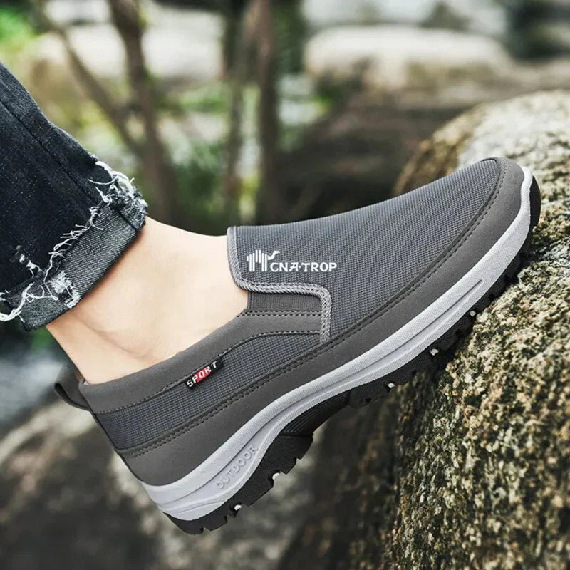 Komfortable herre sneakers med praktisk slip-on funktion og skridsikker sål. Perfekte hverdagssko.