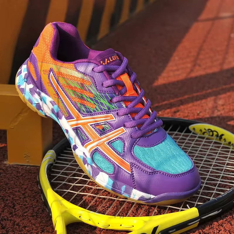 Nærbillede: Herre sneakers med detaljeret print, snørebånd & skridsikker sål for optimalt greb og komfort.
