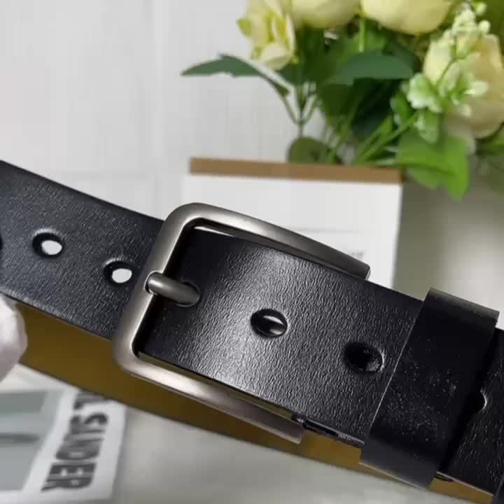 Alsidigt herrelæderbælte til mænd, der matcher både formelle og afslappede outfits. Med pin-spænde.