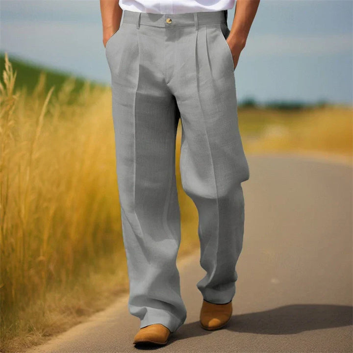 Semi-formelle herrebukser med plissering. Løs pasform for maksimal komfort, perfekt til fritid og hverdag.