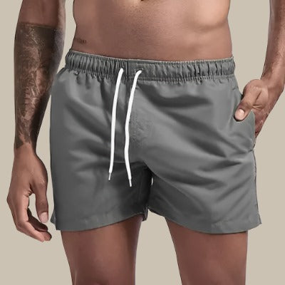 Turkise badeshorts til mænd, hurtigtørrende, elastisk linning, klassisk design; perfekt til sommeraktiviteter.