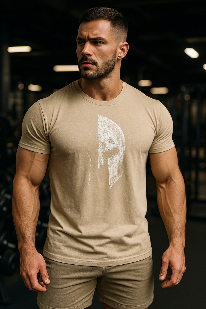 Herre fitness T-shirt i sandfarvet, åndbar og komfortabel, perfekt til indendørs og udendørs brug.