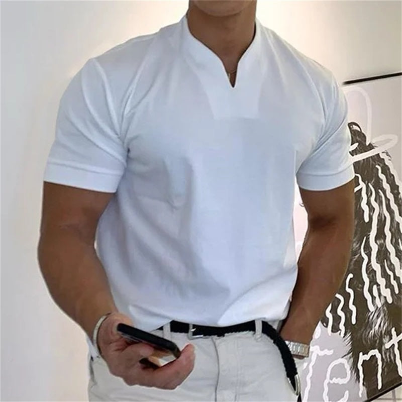Mænds fitness T-shirt i hvid med V-udskæring og korte ærmer, ideel til sport og fritid, moderne og behagelig pasform.