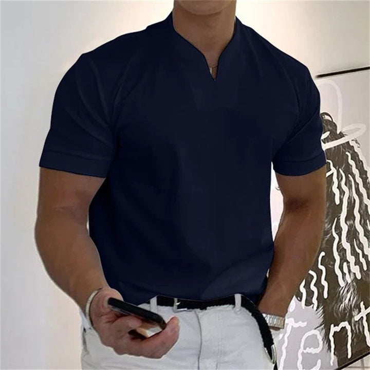 Mænds fitness T-shirt i hvid med V-udskæring og korte ærmer, ideel til sport og fritid, moderne og behagelig pasform.