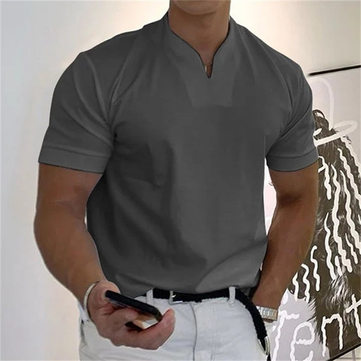 Mænds fitness T-shirt i hvid med V-udskæring og korte ærmer, ideel til sport og fritid, moderne og behagelig pasform.