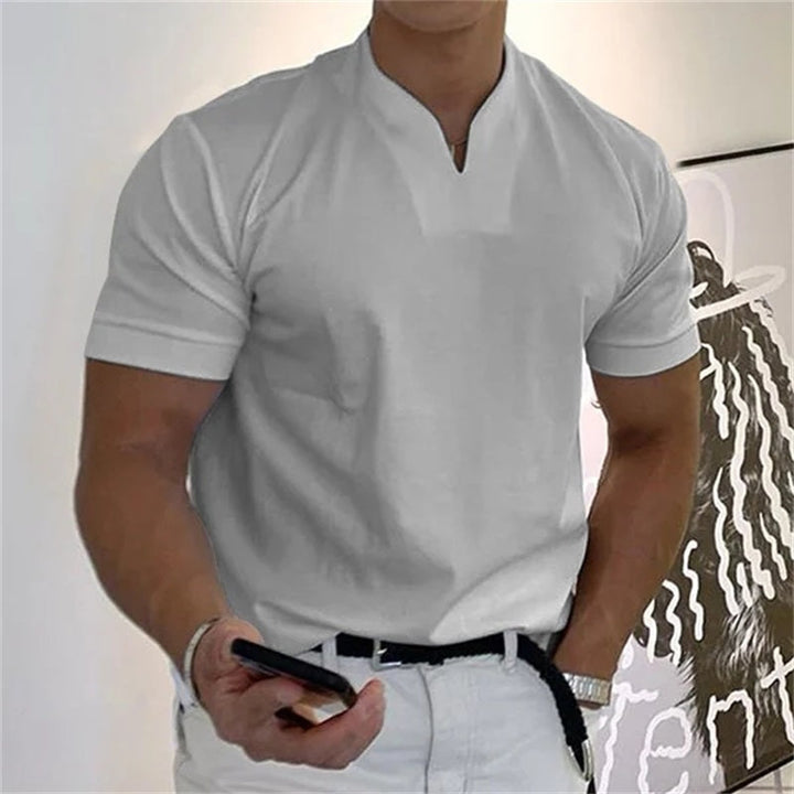 Mænds fitness T-shirt i hvid med V-udskæring og korte ærmer, ideel til sport og fritid, moderne og behagelig pasform.