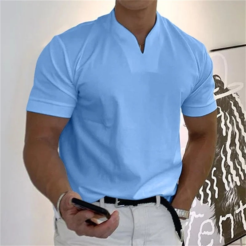 Mænds fitness T-shirt i hvid med V-udskæring og korte ærmer, ideel til sport og fritid, moderne og behagelig pasform.