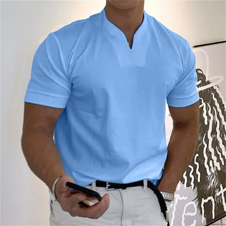 Mænds fitness T-shirt i hvid med V-udskæring og korte ærmer, ideel til sport og fritid, moderne og behagelig pasform.