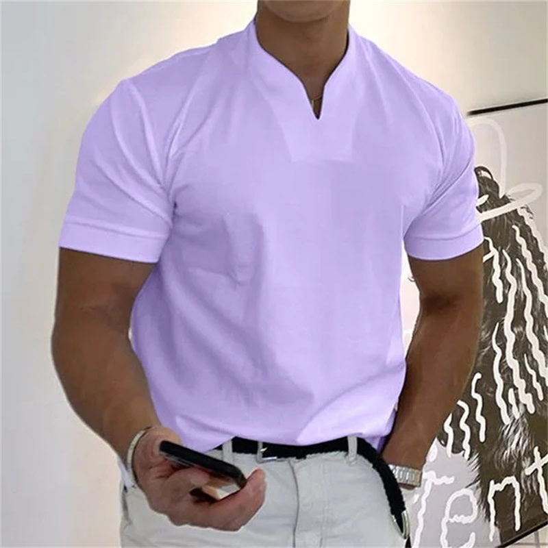 Mænds fitness T-shirt i hvid med V-udskæring og korte ærmer, ideel til sport og fritid, moderne og behagelig pasform.