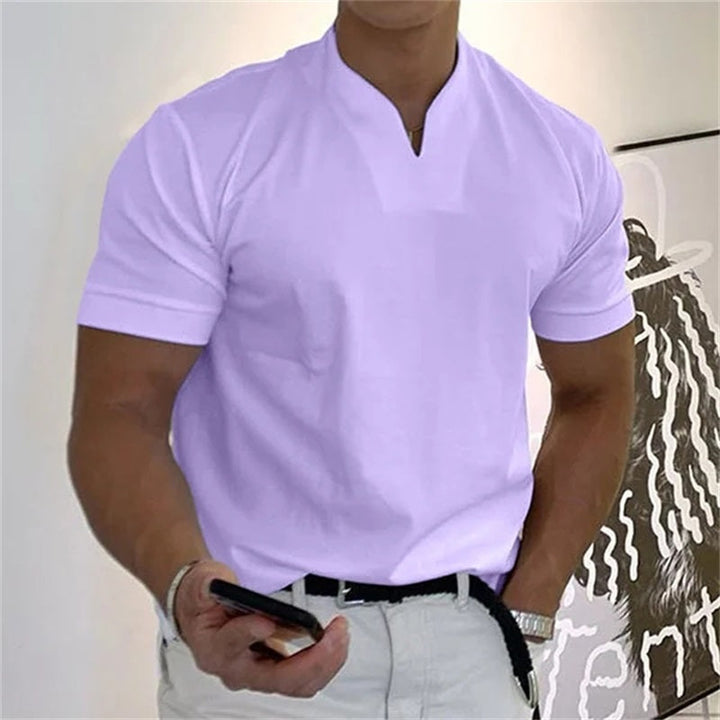 Mænds fitness T-shirt i hvid med V-udskæring og korte ærmer, ideel til sport og fritid, moderne og behagelig pasform.