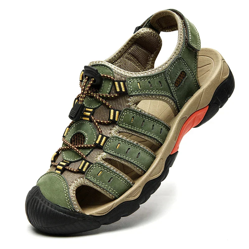 "Herren Outdoor Ledersandalen aus robustem Rindsleder, braun, mit elastischem Verschluss und rutschfester Gummisohle."