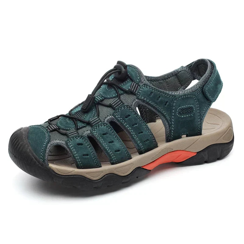 "Herren Outdoor Ledersandalen aus robustem Rindsleder, braun, mit elastischem Verschluss und rutschfester Gummisohle."