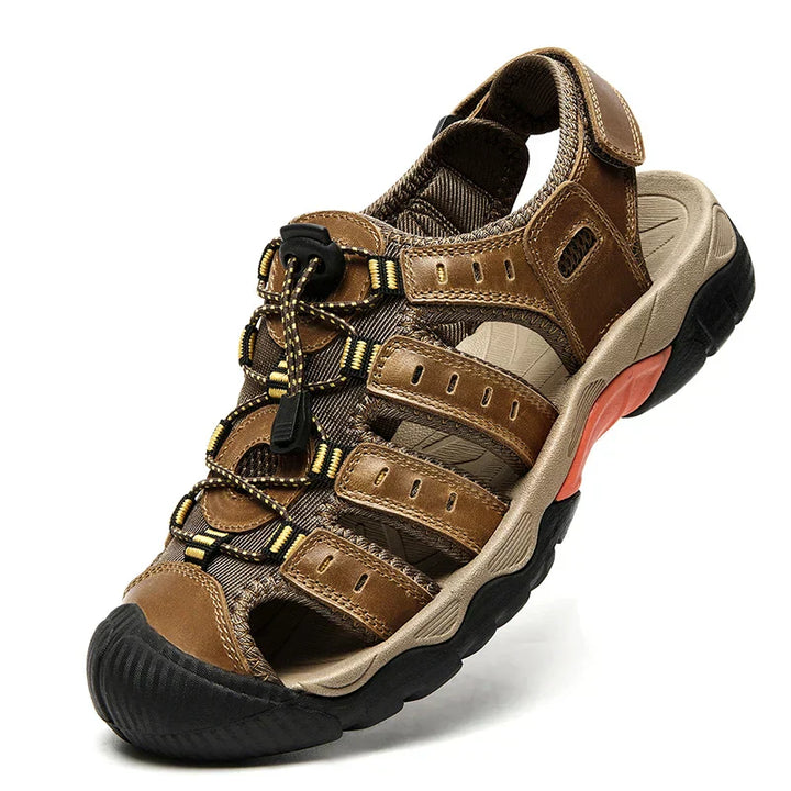"Herren Outdoor Ledersandalen aus robustem Rindsleder, braun, mit elastischem Verschluss und rutschfester Gummisohle."
