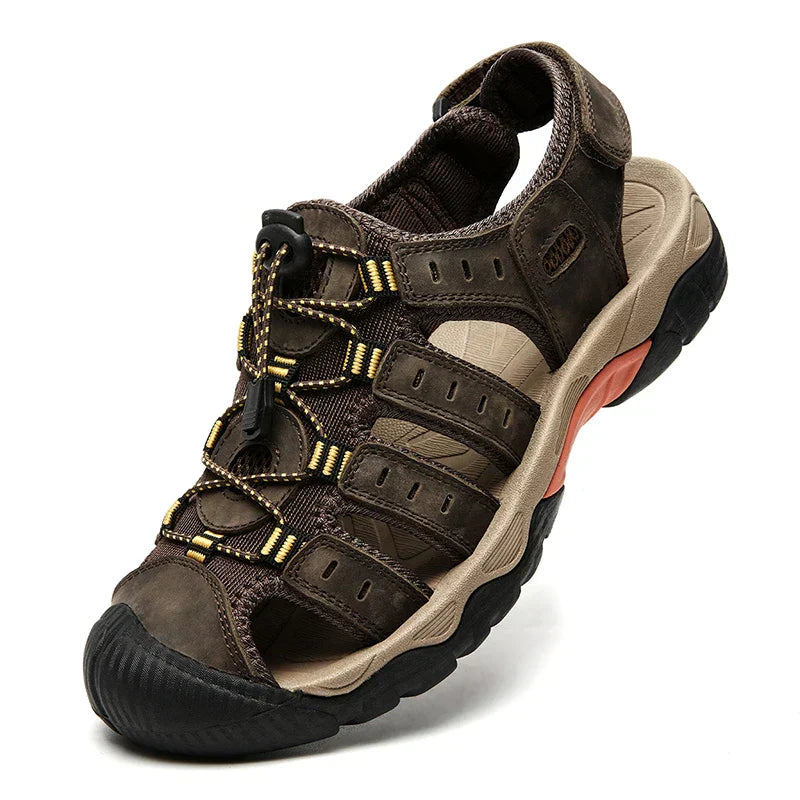 "Herren Outdoor Ledersandalen aus robustem Rindsleder, braun, mit elastischem Verschluss und rutschfester Gummisohle."