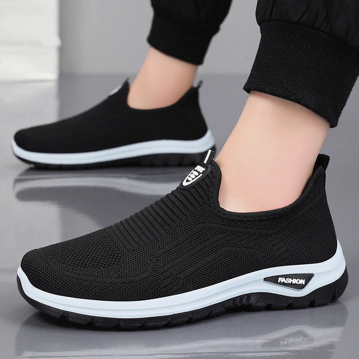 Sort herre slip-on sneaker, viser den fleksible strik-overdel og robuste gummisålen for optimalt greb og komfort.