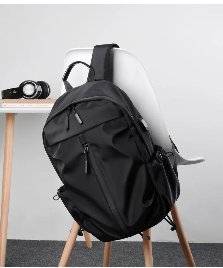 Herre vandtæt rygsæk med tyverisikring & USB, grå-sort, mange rum, ideel til rejser & laptop transport.