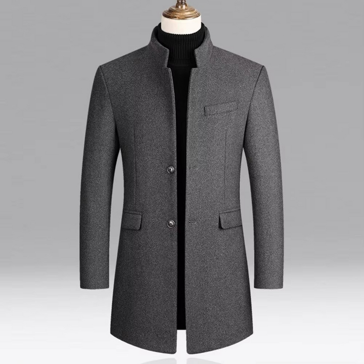 Stilfuld herrefrakke med ståkrave, et must-have til den modebevidste mand der ønsker et slim fit look.